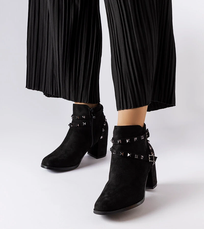 Fekete sarkú csizma Irma cipőszegesekkel