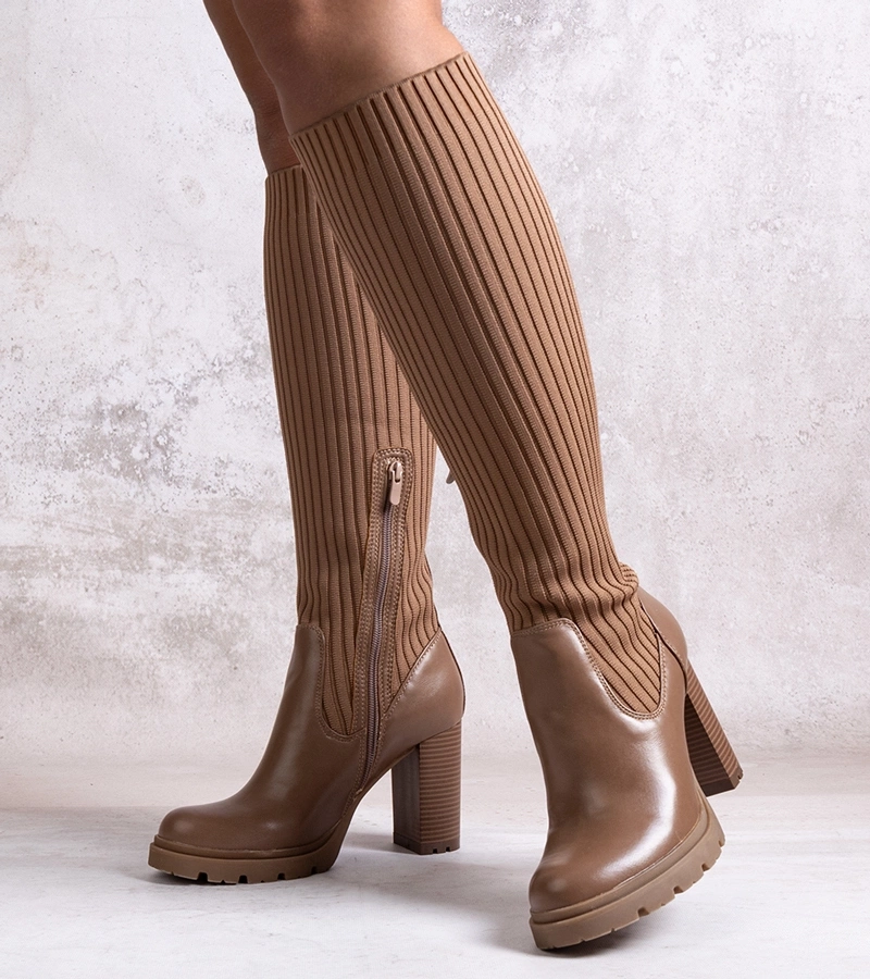 Brązowe kozaki na słupku Waji po węgiersku to: "Barna Waji magassarkú csizma".