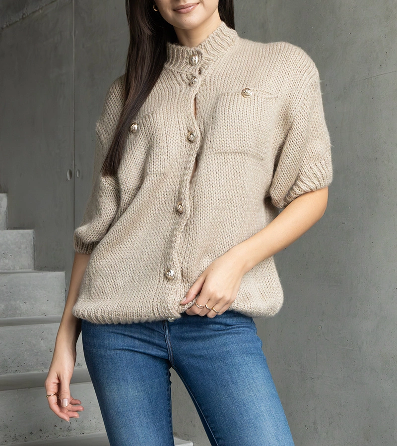 Shela sötétbézs női rövid ujjú pulóver díszes gombokkal