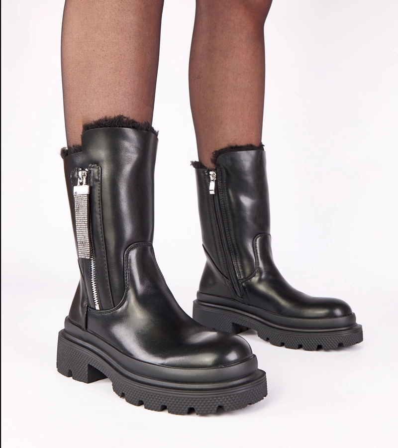 Fekete bakancs platformtalppal, díszes cipzárral és strasszokkal Asta