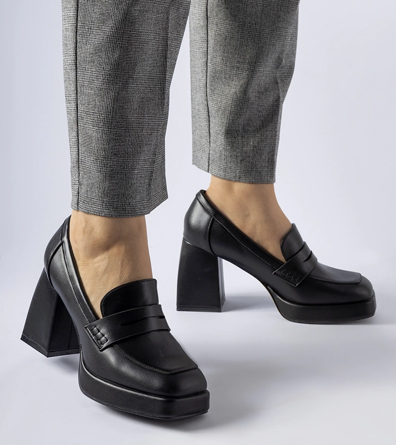 Fekete magassarkú Reel bokacsizma