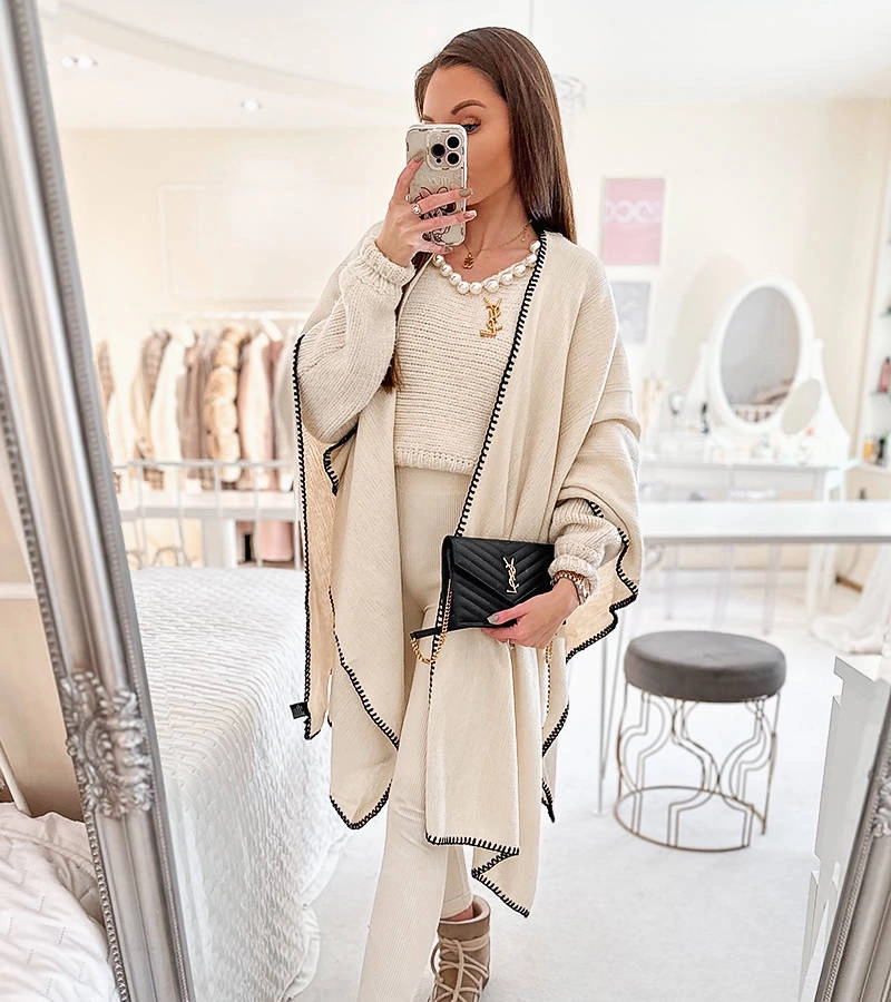 Levi szegéllyel díszített bézs poncsó