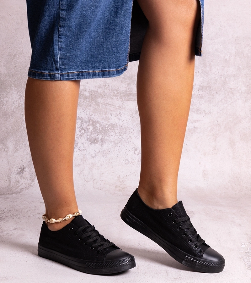 Rashidah fényes fekete tornacipői