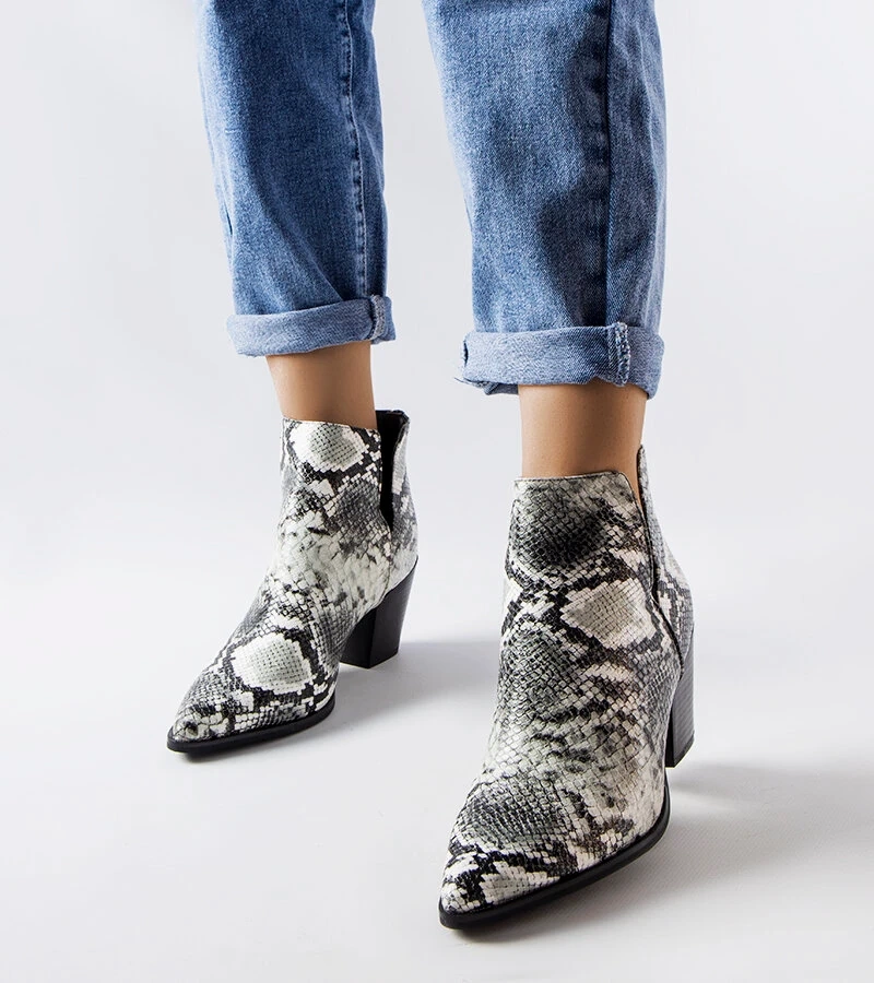 Fehér rövid cowboy csizma kígyóbőr utánzattal Iga