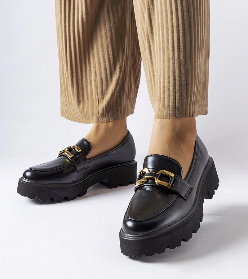 Fekete női mokaszin Piazzo csattal díszítve