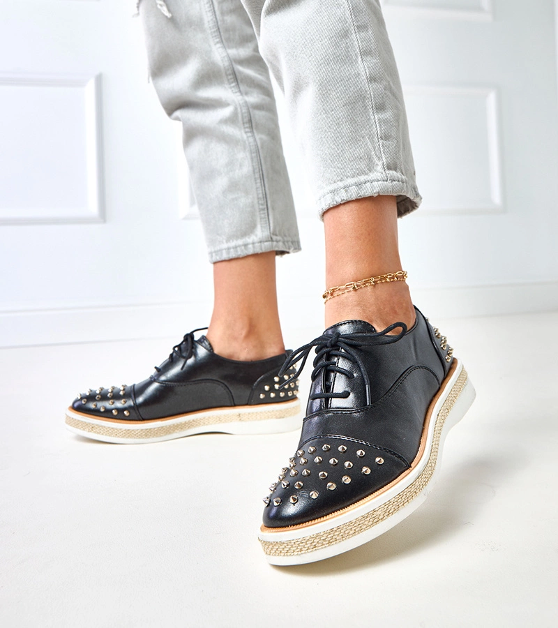 Kamira szegecses fekete női félcipő