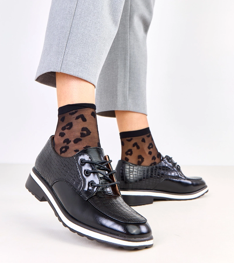 Kerawa dombornyomott fekete félcipő négyzet alakú orral