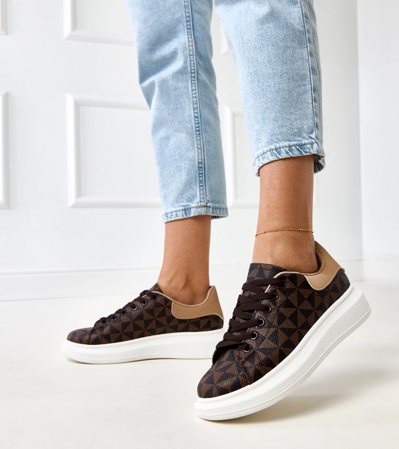 Barna platformos sneakers geometrikus mintával Wenn