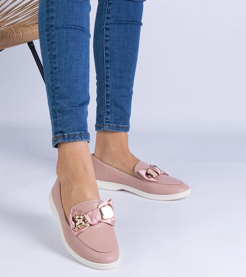 Rózsaszín masnival és arany medvével díszített mokaszinok Nensi