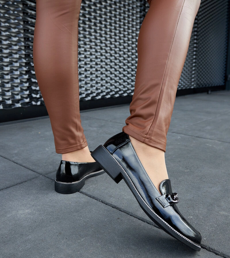 Fekete fényes bőrcipő Calabria csattal