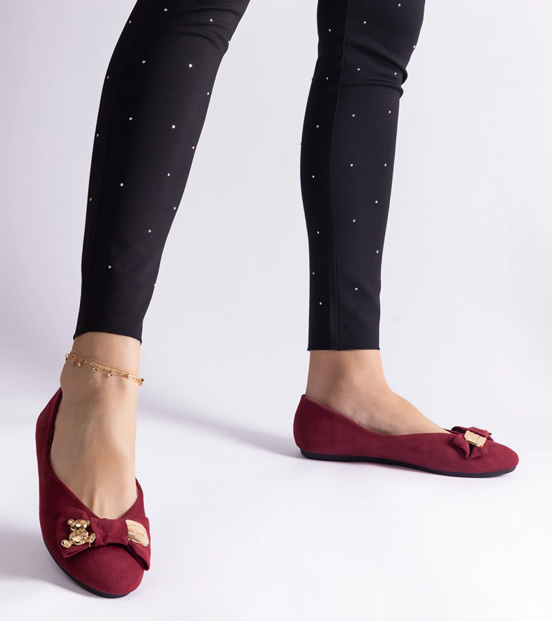 Bordó balerinacipők masnival és brossal Esdras