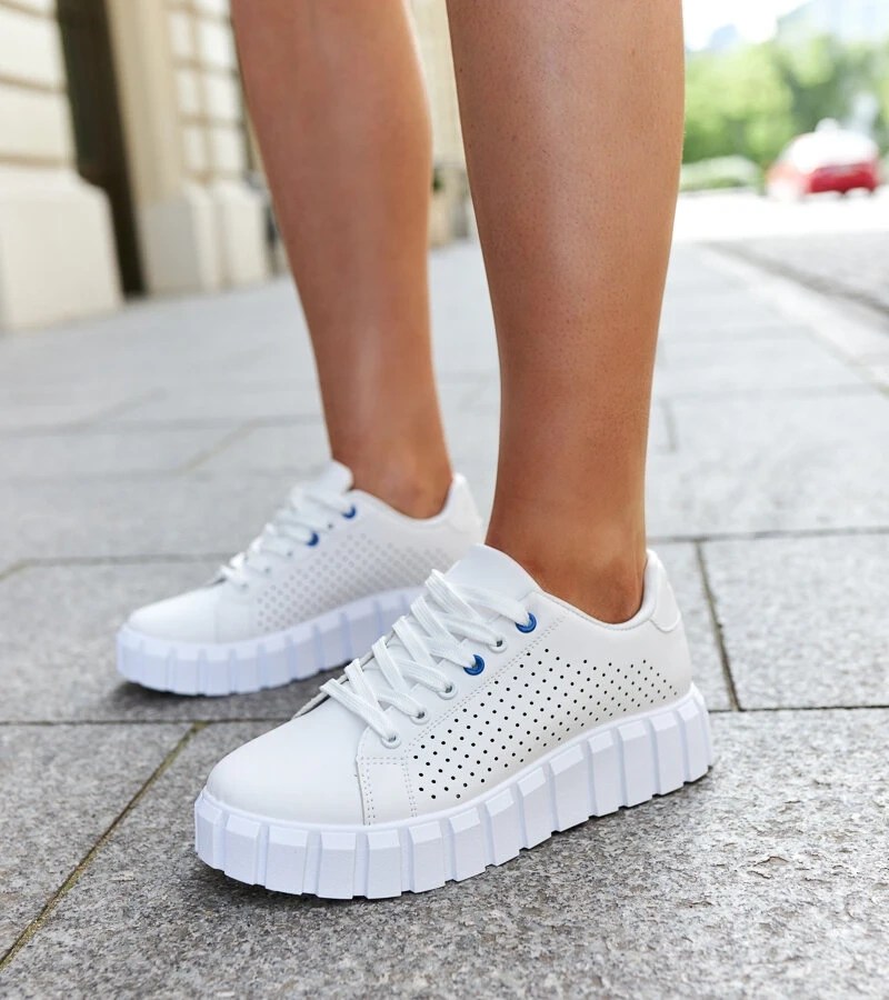 Nesibe masszív talpú fehér tornacipők