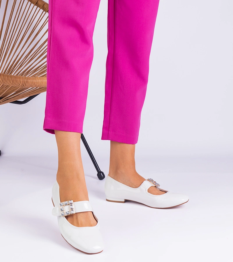 Fehér lakkozott balerinacipők csattal díszítve Furseda