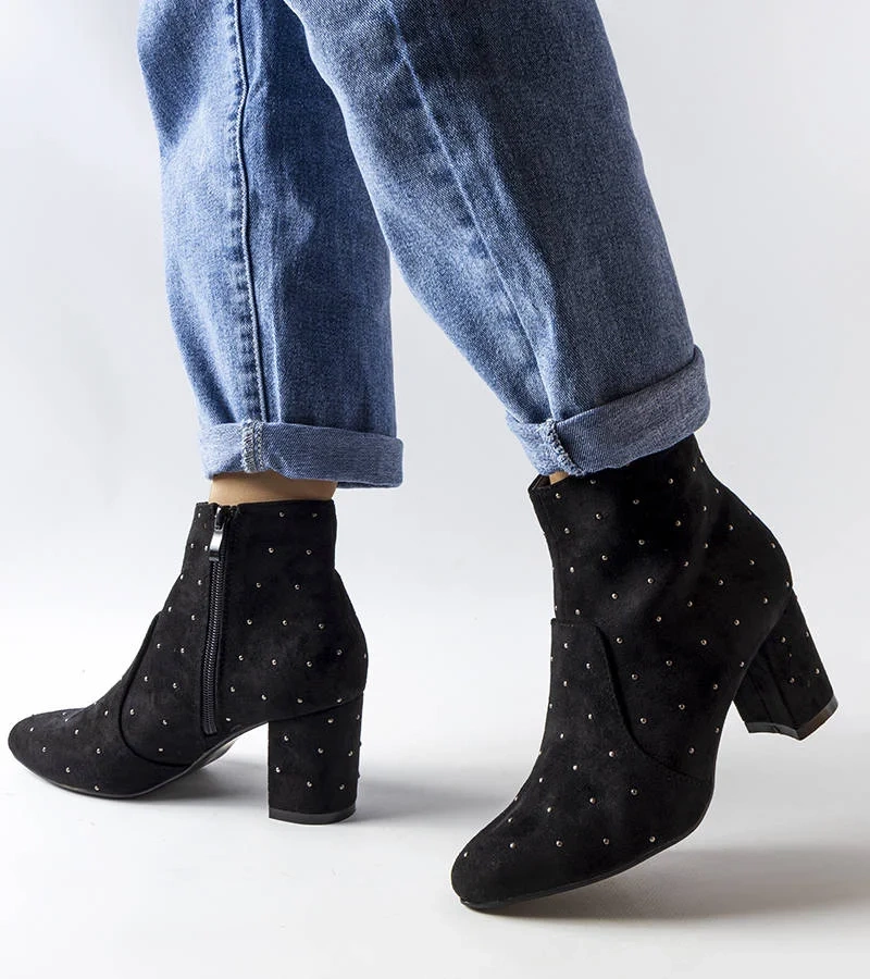 Fekete strasszos műszálas szövetből készült Suvi bokacsizma