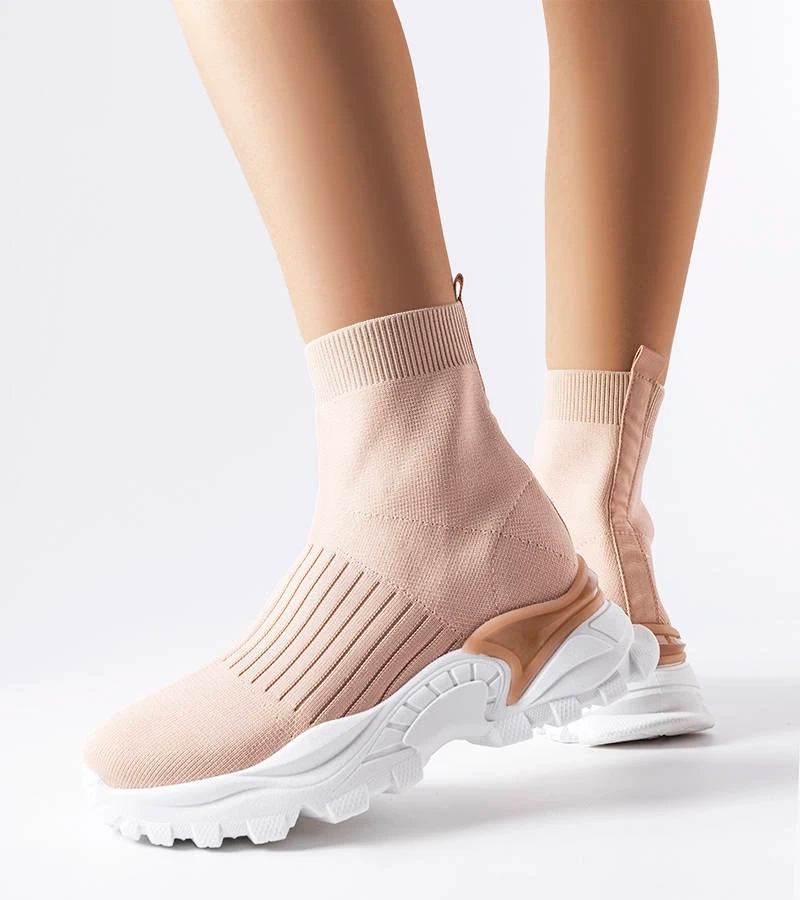 Antonio rugalmas felsőrésszel bézs színű tornacipő.