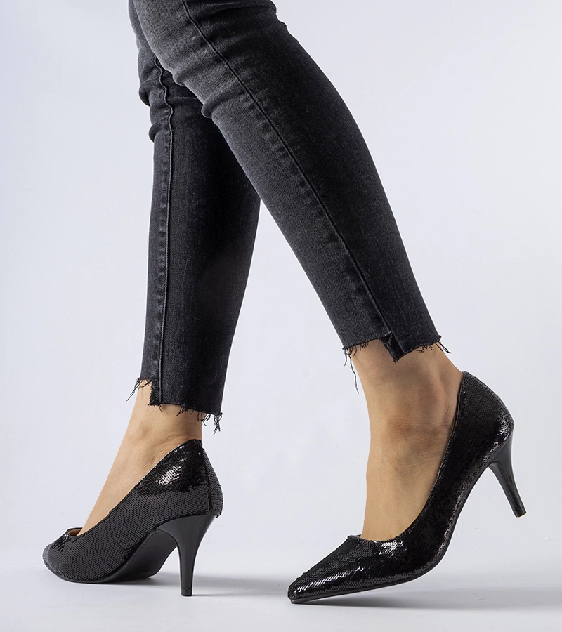 Fekete flitteres magassarkú Ernesto szandál.