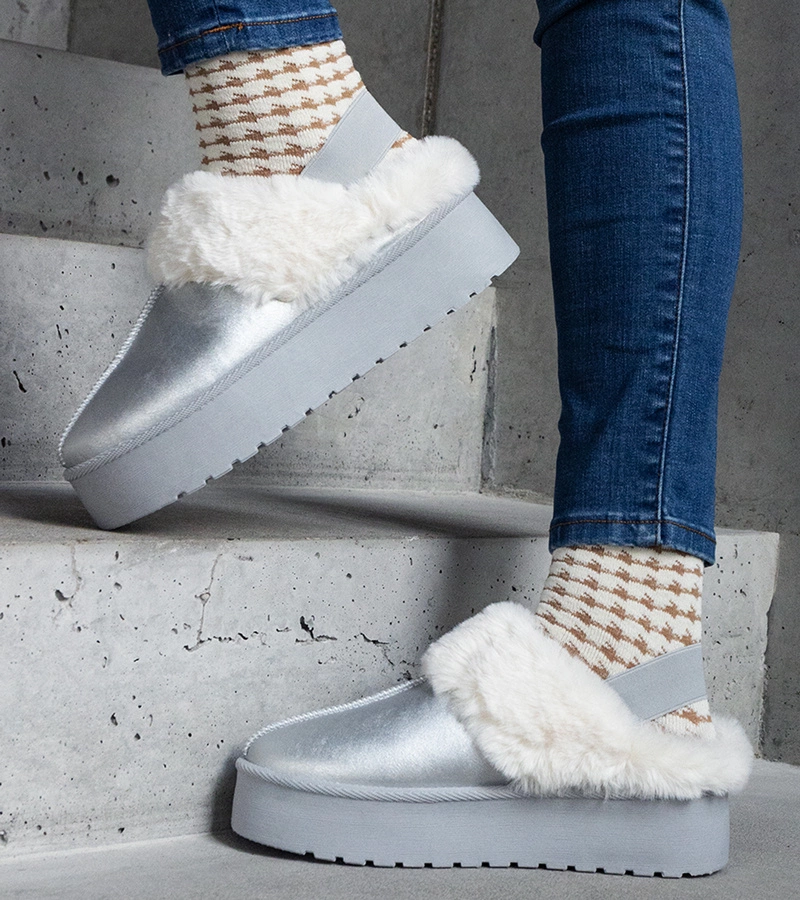Ezüst platformos papucs szőrmével díszítve sarokgumival Asza