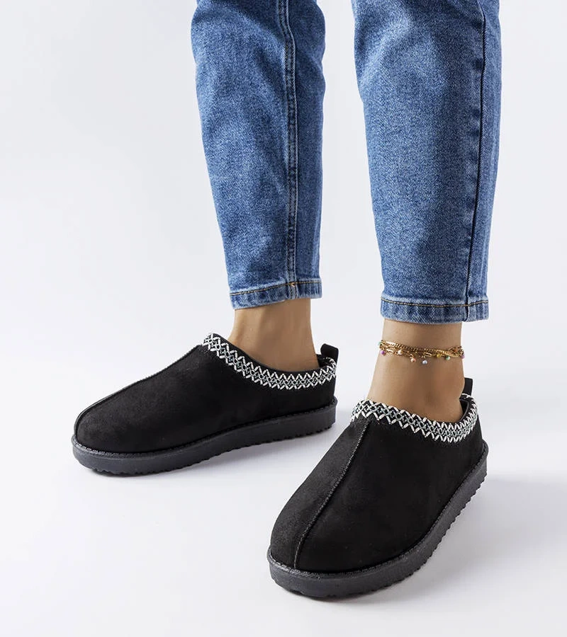 Fekete hímzéssel díszített melegített papucsok Dudi