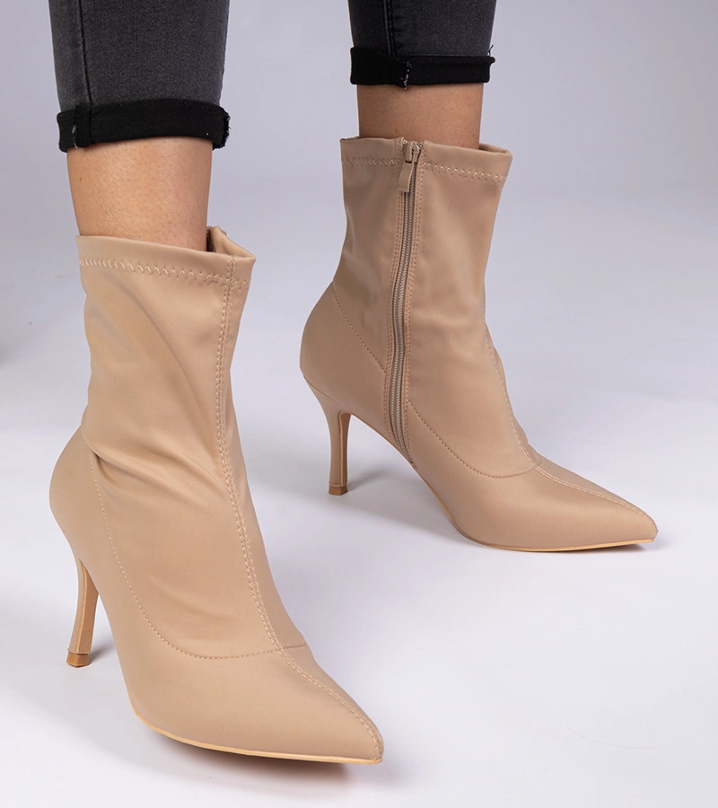 Sanoris szaténhatású tűsarkú bézs bokacsizma