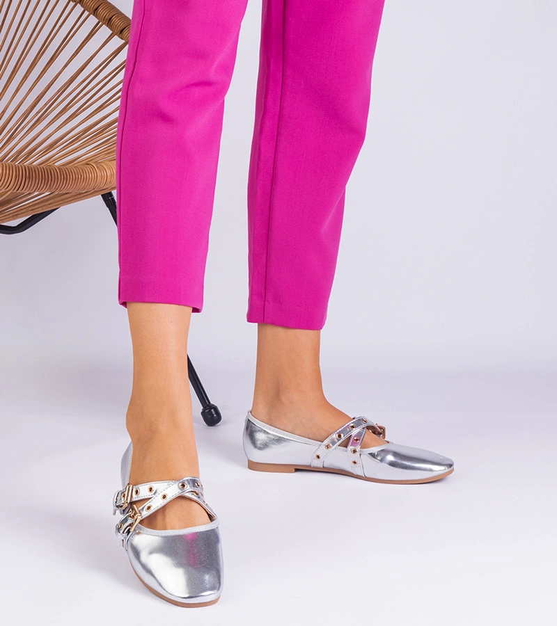 Ezüst műbőr balerinacipők csatokkal Emmarino