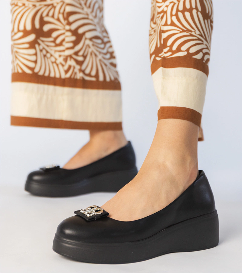 Fekete félcipő platformon cirkónium díszítéssel Patos