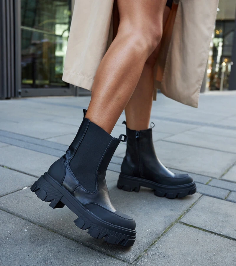 Moriano látható talpú fekete bokacsizma