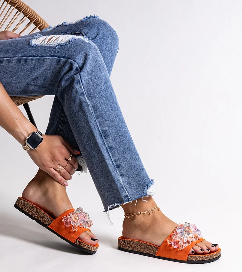 Negistina által díszített narancssárga papucsok