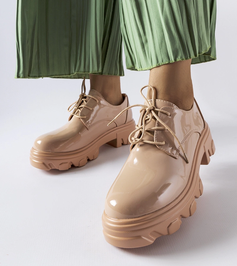 Kelly bézs lakkozott félcipő