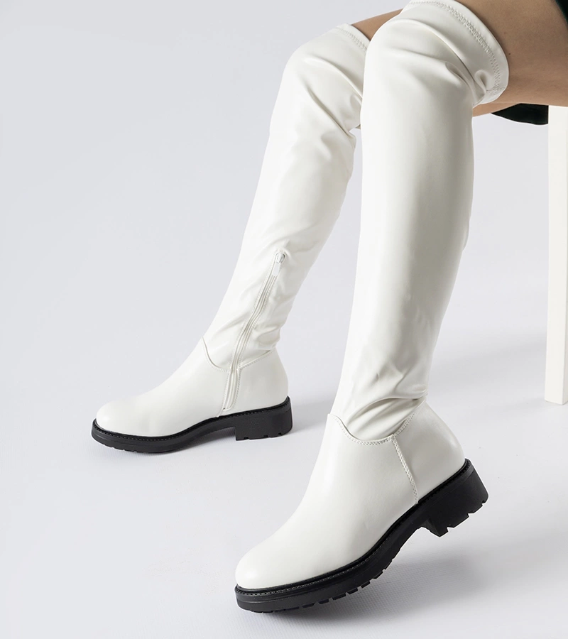 Fehér hosszú csizma sötét talppal Sisson