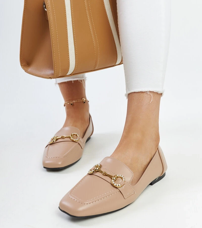 Areebah csatokkal ellátott bézs mokaszinok