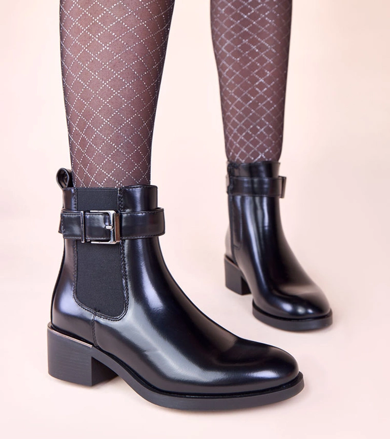 Fekete elegáns lakkozott bokacsizma alacsony sarkon Igala