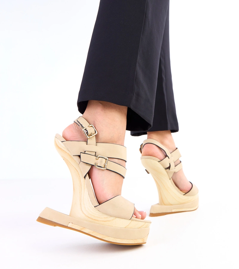 Bézs szandál futurisztikus sarokkal Lansi