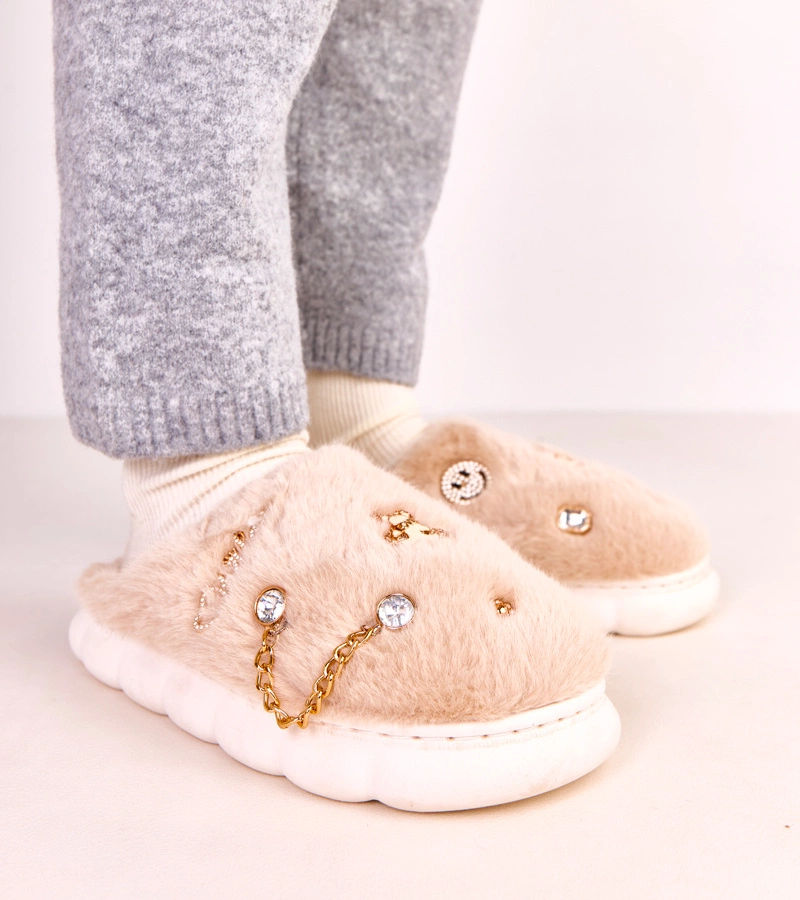 Bézs zárt papucs díszekkel Verdugo