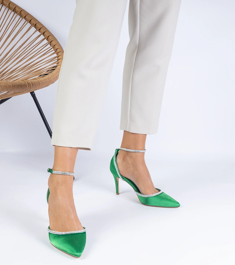 Zielöld szatén körömcipők cirkóniával díszítve Fugatto