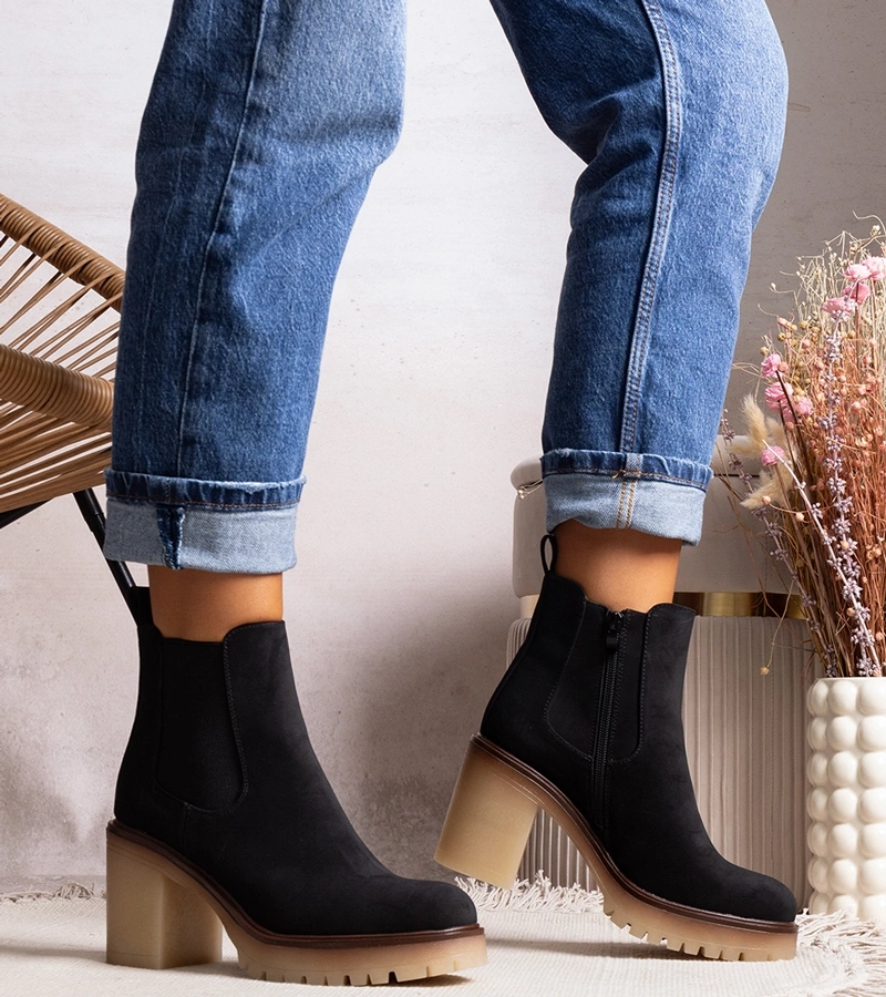 Fekete bokacsizma figyelemfelkeltő oszlopos sarkú Nurea.