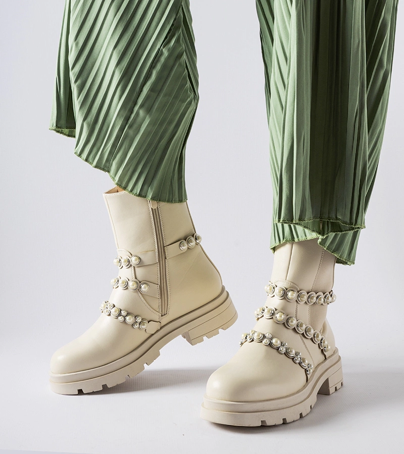 Callicratide gyöngyökkel díszített bézs bokacsizma