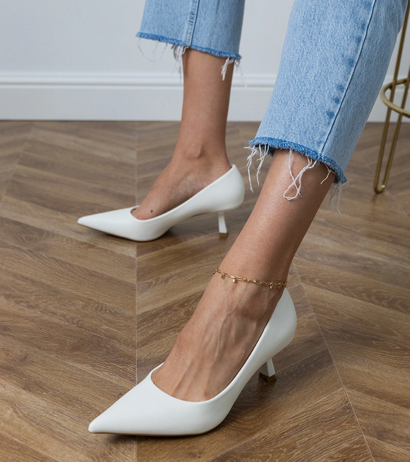 Jutas alacsony sarkú klasszikus fehér cipő