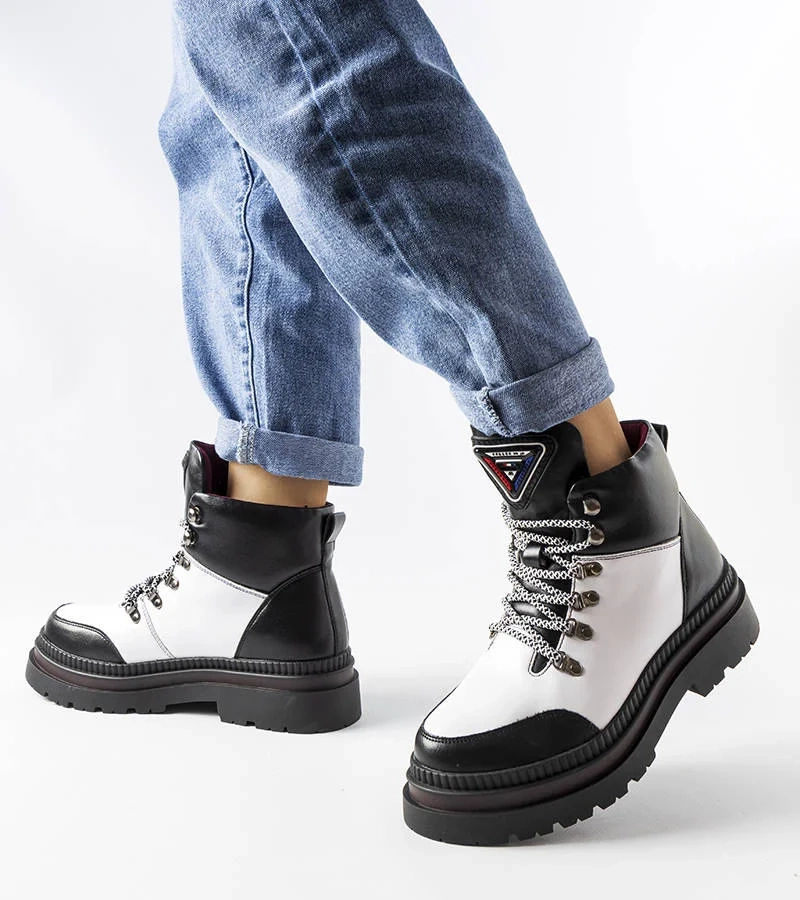 Fehér-fekete bélelt túrabakancs Solofra