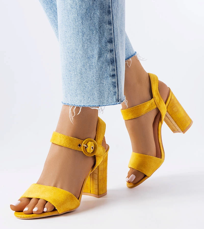 Sárga szandál Charlebois dombornyomott talppal