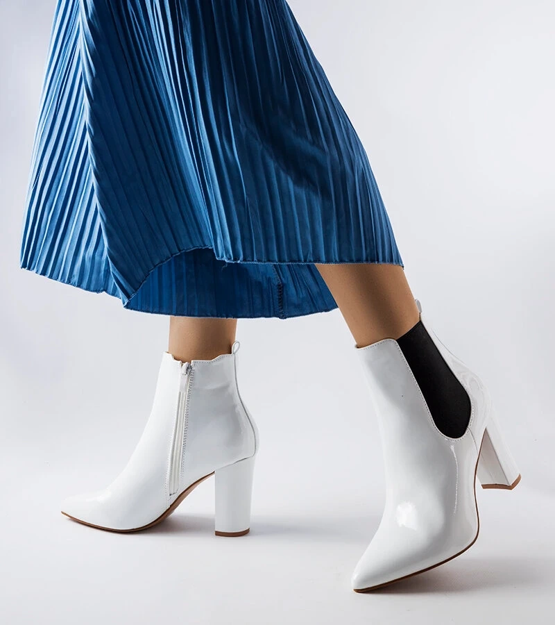 Fehér lakkozott csizma Dolli sarokkal