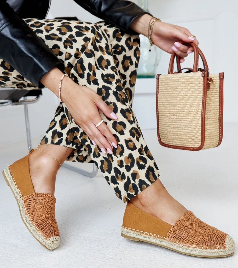 Kalba hímzéssel ellátott barna espadrillák