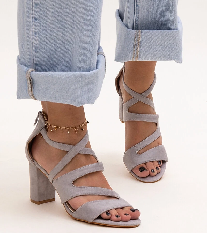 Szürke oszlopos szandál bőr betéttel Yanick-tól