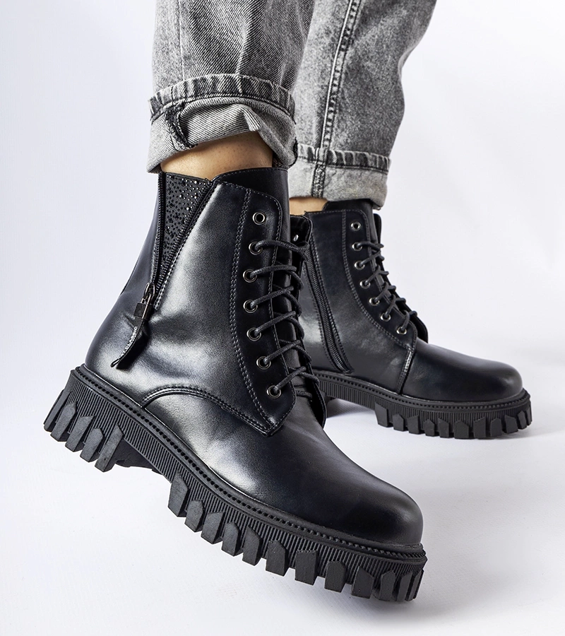 Fekete cirkóniákkal díszített kötött bokacsizma Latsch