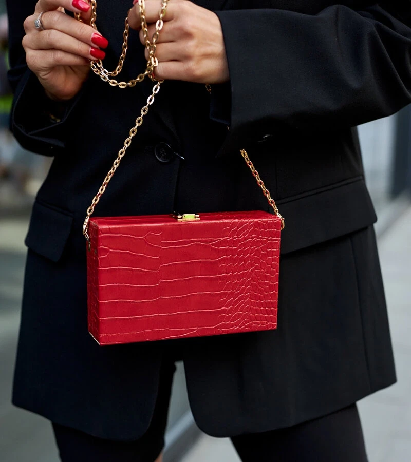 "Dratche" vörös táska láncos "aktatáska" típusú