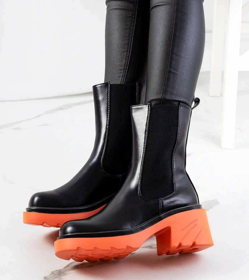 Fekete bokacsizma színes talppal Oito