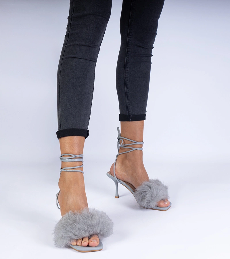 Aladisa szürke szőrmés tűsarkú szandál