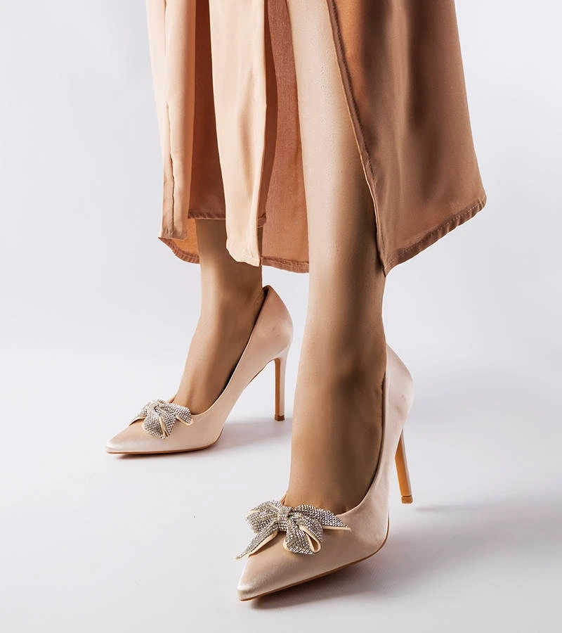 Mia szatén befejezésű bézs tűsarkú cipő íjjal