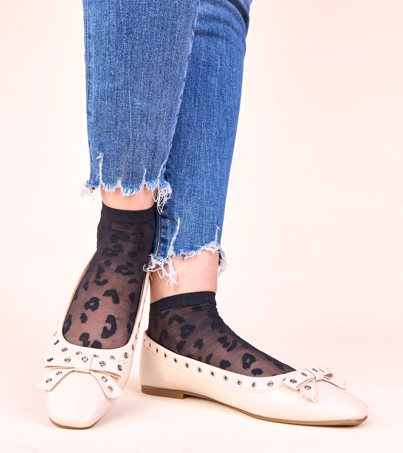 Bézs balerinacipő díszes lyukakkal és masnival Baisa