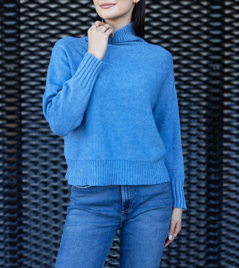 A Lukana laza szabású kék golf.