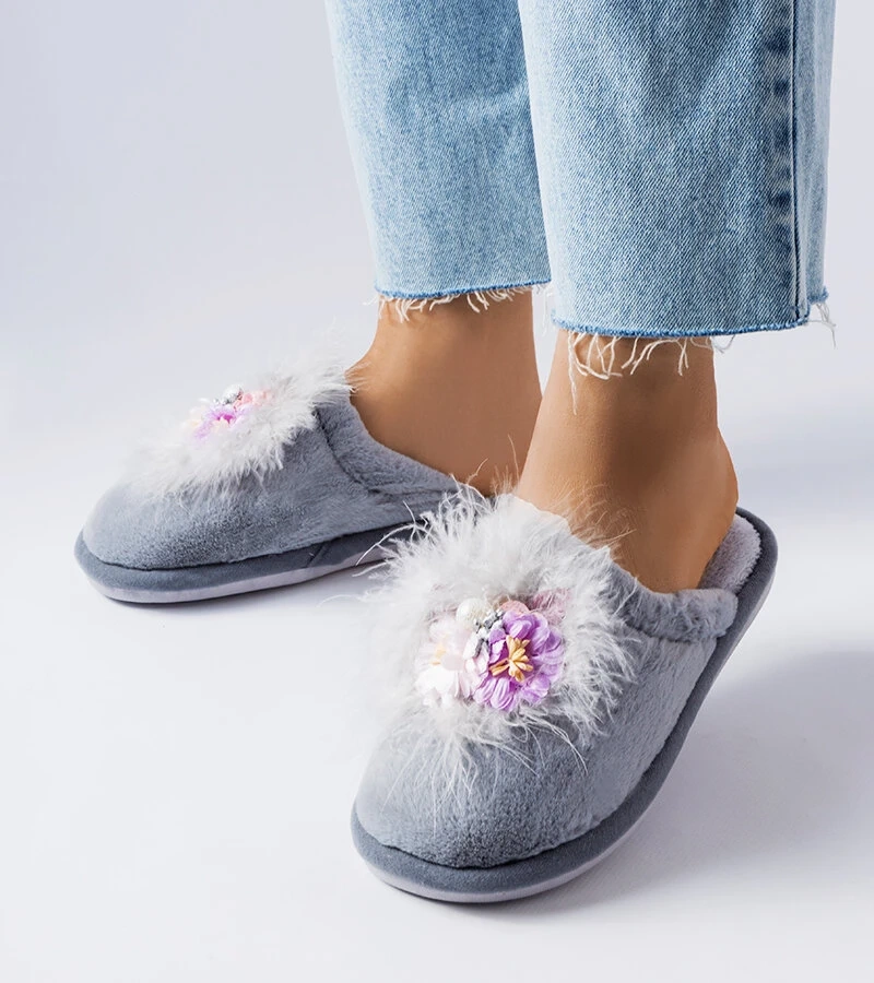 Szürke meleg papucs virágokkal Moly